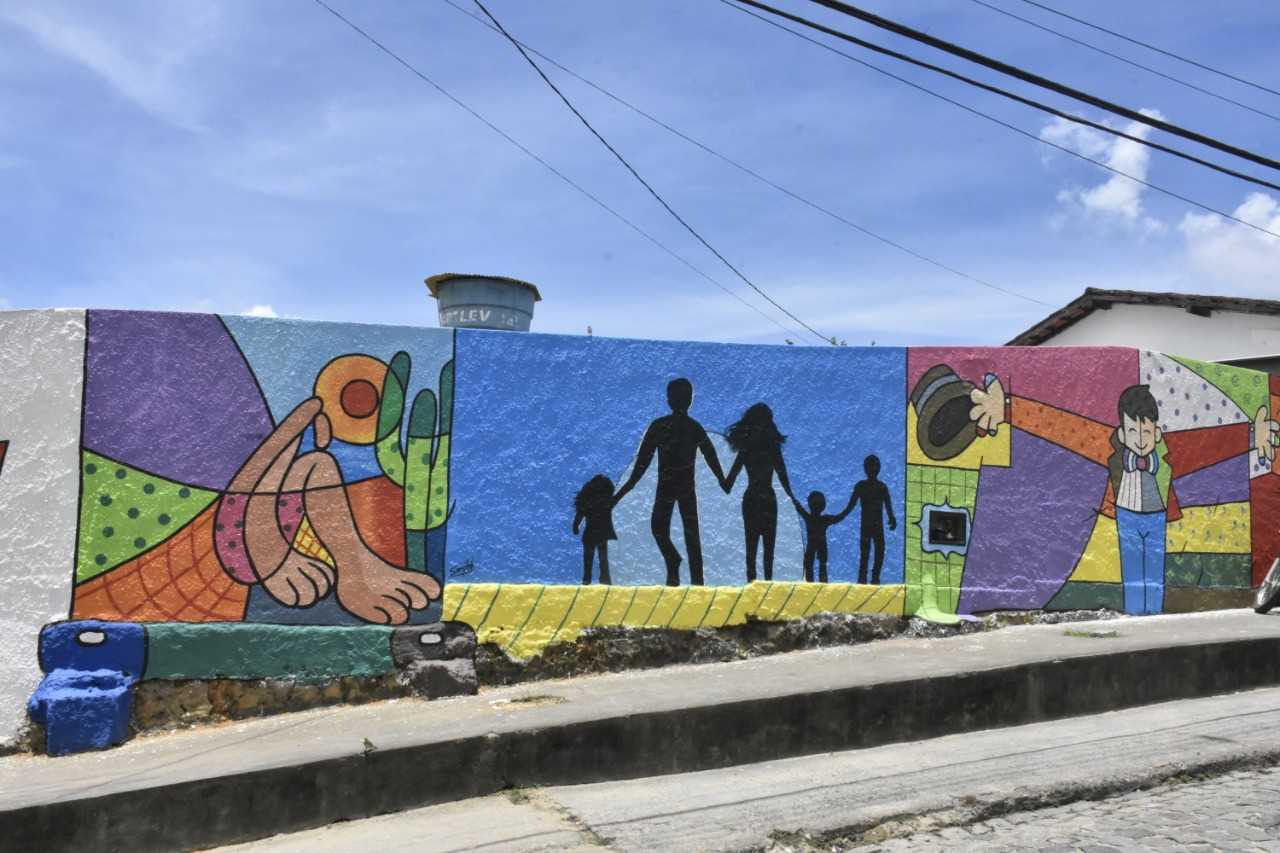 Camacã: Muros pintados das escolas deixam faixadas mais bonitas